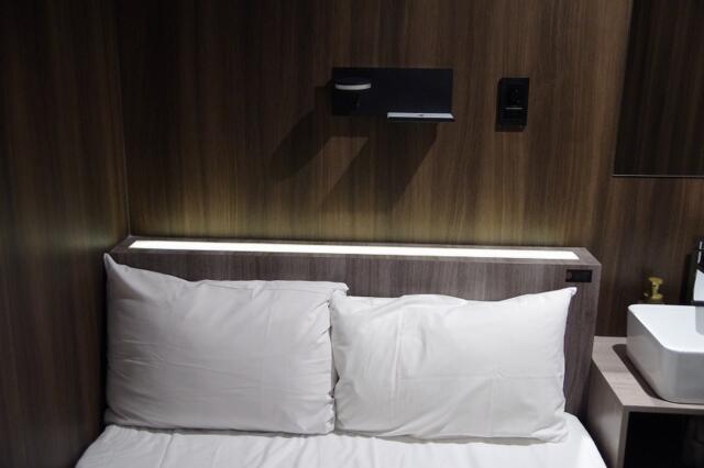 Petit HOTEL mio（ミオ）(さいたま市大宮区/ラブホテル)の写真『06号室　枕元の設備』by マーケンワン
