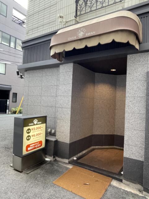 HOTEL Casa Swan（カーサスワン）(大阪市/ラブホテル)の写真『102号室、昼の外観、出入口』by ジャーミン