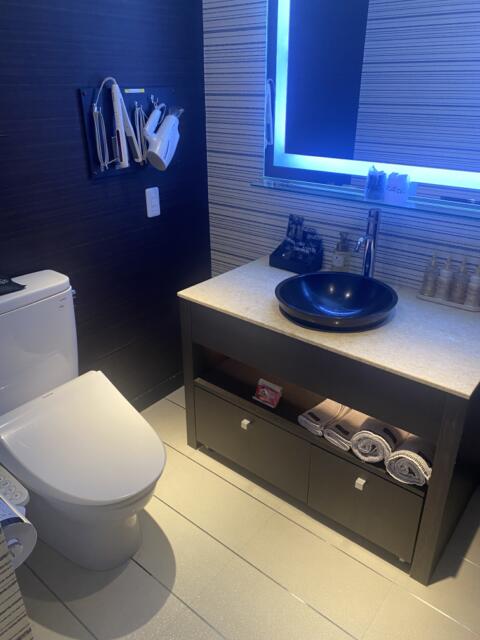 HOTEL Villa Senmei(ヴィラ センメイ）(大田区/ラブホテル)の写真『412号室　洗面台&amp;トイレ』by たんげ8008