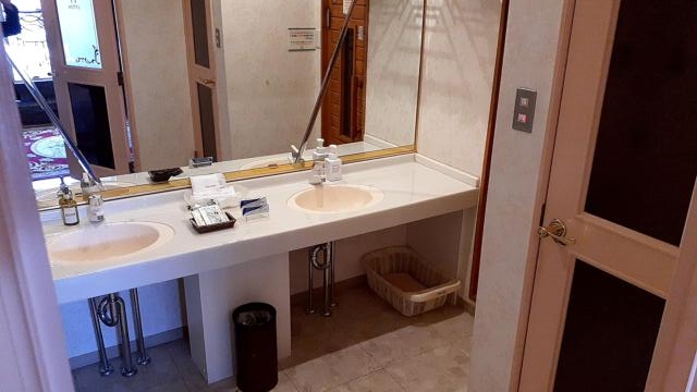 目黒エンペラー(目黒区/ラブホテル)の写真『704号室、洗面台(2つ)。右のドアはトイレ』by 春風拳