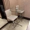 兎我野ホテル(大阪市/ラブホテル)の写真『408号室　テーブルと椅子』by 神戸のりんごちゃん