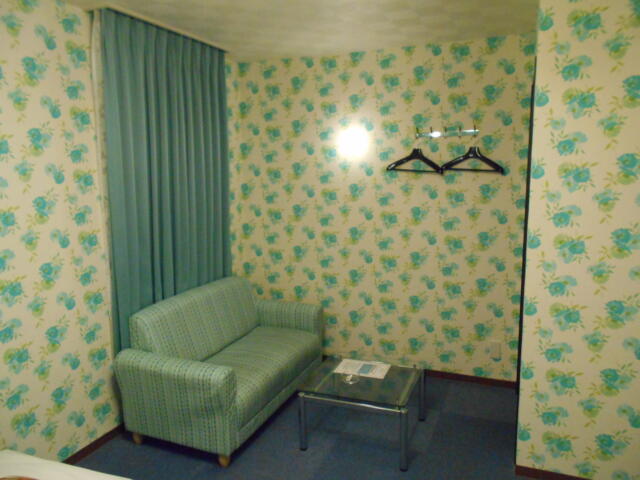 ホテルシティ(立川市/ラブホテル)の写真『201号室、テーブルとソファー』by もんが～