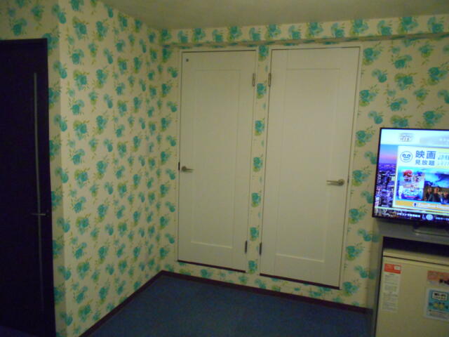 ホテルシティ(立川市/ラブホテル)の写真『201号室、トイレのドア（左）と洗面所のドア（右）』by もんが～