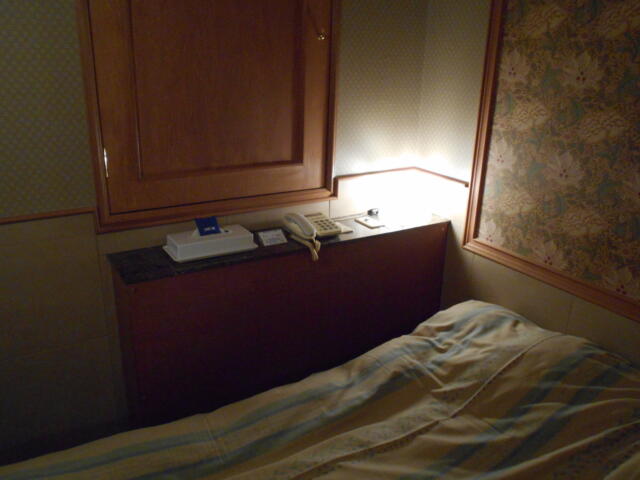 キャメルイン(立川市/ラブホテル)の写真『211号室、ベッドサイド』by もんが～