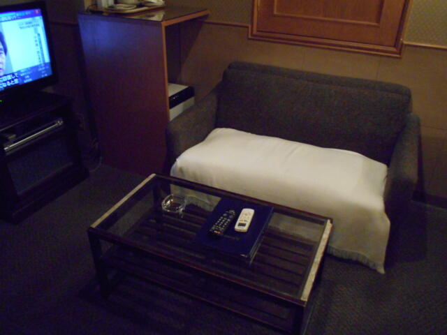 キャメルイン(立川市/ラブホテル)の写真『211号室、テーブルとソファー』by もんが～