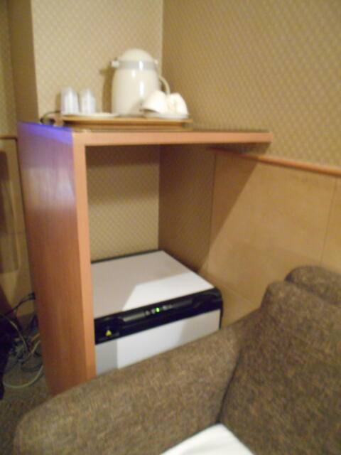キャメルイン(立川市/ラブホテル)の写真『211号室、お茶セットとソファーが邪魔で開けにくい販売用冷蔵庫』by もんが～