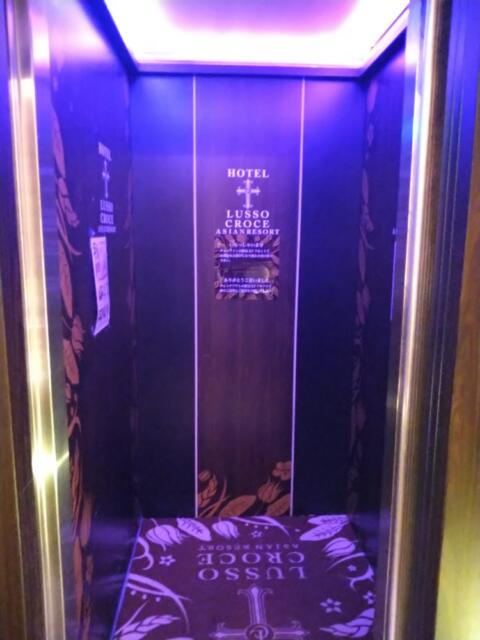 LUSSO CROCE ASIAN RESORT(横浜市南区/ラブホテル)の写真『エレベーター内②』by なめろう