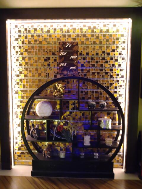 LUSSO CROCE ASIAN RESORT(横浜市南区/ラブホテル)の写真『７階エレベーターの扉が開いてすぐの景色』by なめろう