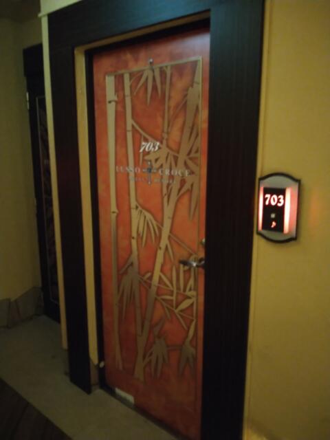 LUSSO CROCE ASIAN RESORT(横浜市南区/ラブホテル)の写真『703号室 部屋前』by なめろう