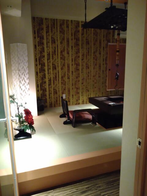 LUSSO CROCE ASIAN RESORT(横浜市南区/ラブホテル)の写真『703号室 室内への扉を開けてすぐの景色。和室。』by なめろう