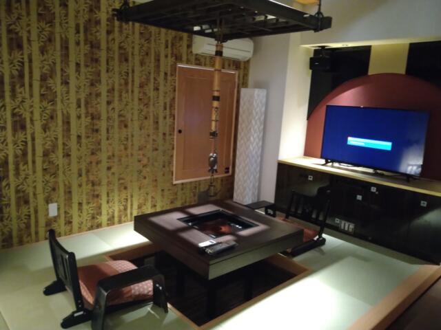 LUSSO CROCE ASIAN RESORT(横浜市南区/ラブホテル)の写真『703号室 畳風な部屋に掘りごたつ。天井から囲炉裏の鍋を吊るす風なオブジェ。』by なめろう