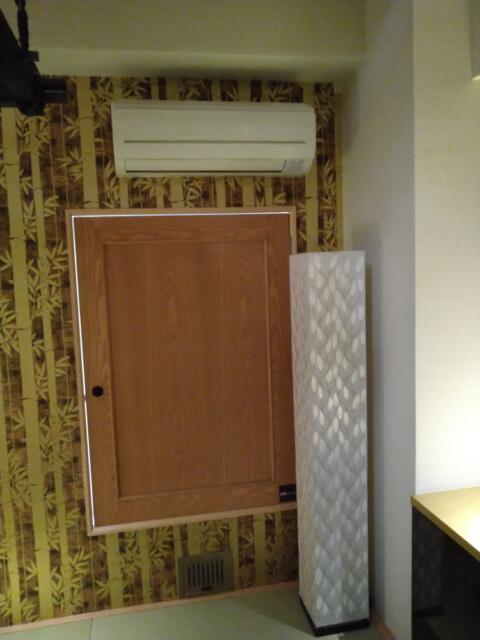 LUSSO CROCE ASIAN RESORT(横浜市南区/ラブホテル)の写真『703号室 テレビの左の壁に照明とエアコン』by なめろう