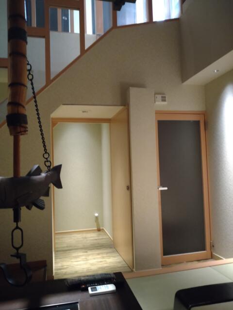 LUSSO CROCE ASIAN RESORT(横浜市南区/ラブホテル)の写真『703号室 ２階への入口！右の扉を開けると玄関。』by なめろう