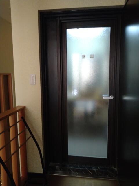 LUSSO CROCE ASIAN RESORT(横浜市南区/ラブホテル)の写真『703号室 洗面所、トイレ、バスルームへの扉』by なめろう