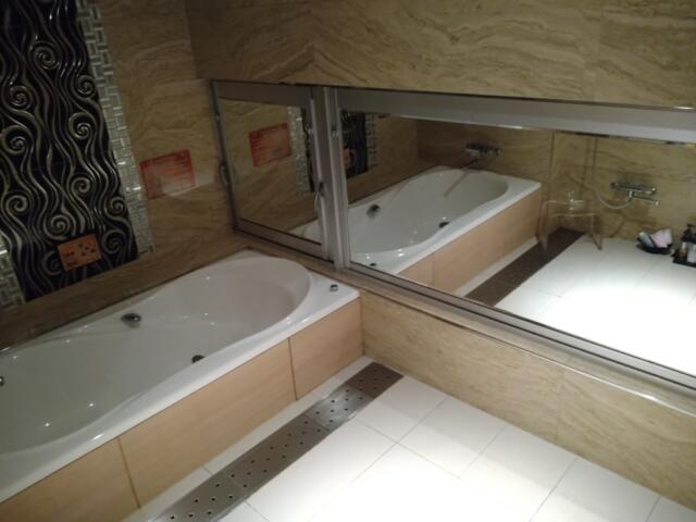 LUSSO CROCE ASIAN RESORT(横浜市南区/ラブホテル)の写真『703号室 トイレの正面の扉を開けるとバスルーム。壁に横長の鏡あり。』by なめろう