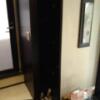 LUSSO CROCE ASIAN RESORT(横浜市南区/ラブホテル)の写真『703号室 暗くて分かりづらいが縦長のかなり狭いクローゼット』by なめろう