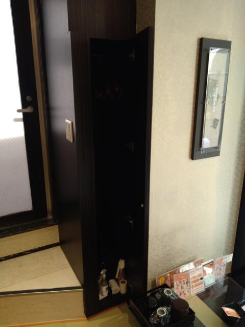 LUSSO CROCE ASIAN RESORT(横浜市南区/ラブホテル)の写真『703号室 暗くて分かりづらいが縦長のかなり狭いクローゼット』by なめろう