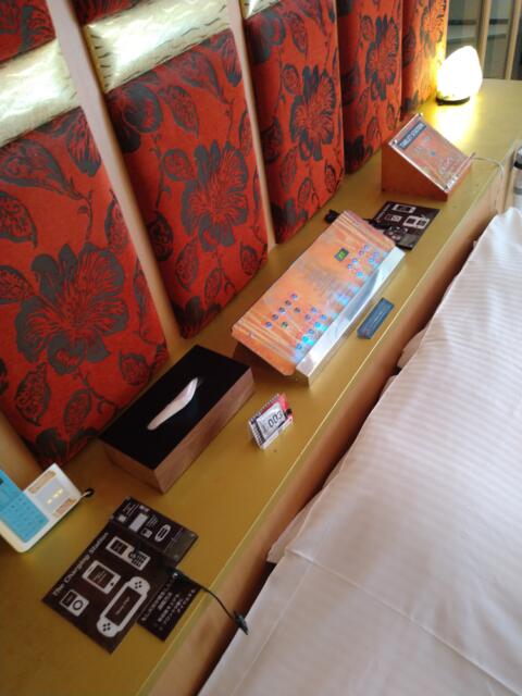 LUSSO CROCE ASIAN RESORT(横浜市南区/ラブホテル)の写真『703号室 ベッド頭上の照明類のスイッチ、ティッシュ、コンドームなど』by なめろう