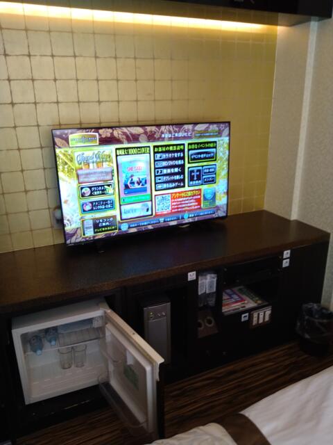 LUSSO CROCE ASIAN RESORT(横浜市南区/ラブホテル)の写真『703号室 ベッド横のテレビとその下に左から冷蔵庫、カラオケ機材』by なめろう