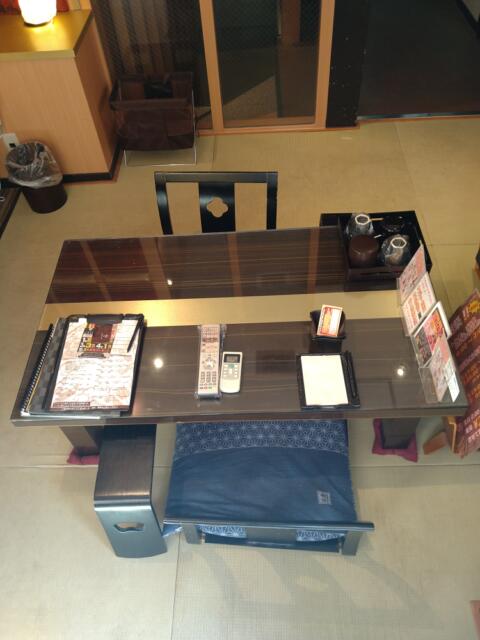 LUSSO CROCE ASIAN RESORT(横浜市南区/ラブホテル)の写真『703号室 ２階のテーブルと座イス。703号室にソファーは無し。』by なめろう