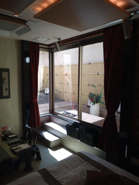 LUSSO CROCE ASIAN RESORT(横浜市南区/ラブホテル)の写真『703号室 ２階のテラスへの出入り口』by なめろう