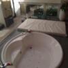 LUSSO CROCE ASIAN RESORT(横浜市南区/ラブホテル)の写真『703号室 露天風呂のバスタブと横にプレイ用と思われるマットレス。１番奥は鏡。左の壁にシャワーあり。』by なめろう