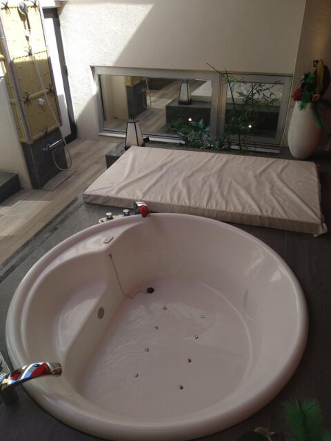 LUSSO CROCE ASIAN RESORT(横浜市南区/ラブホテル)の写真『703号室 露天風呂のバスタブと横にプレイ用と思われるマットレス。１番奥は鏡。左の壁にシャワーあり。』by なめろう