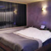 メタルウエーブ(墨田区/ラブホテル)の写真『405号室 ベッド周辺（４）』by 午前３時のティッシュタイム