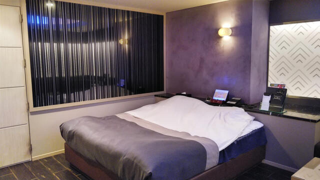 メタルウエーブ(墨田区/ラブホテル)の写真『405号室 ベッド周辺（４）』by 午前３時のティッシュタイム