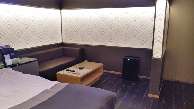 メタルウエーブ(墨田区/ラブホテル)の写真『405号室 ベッド周辺（３）』by 午前３時のティッシュタイム