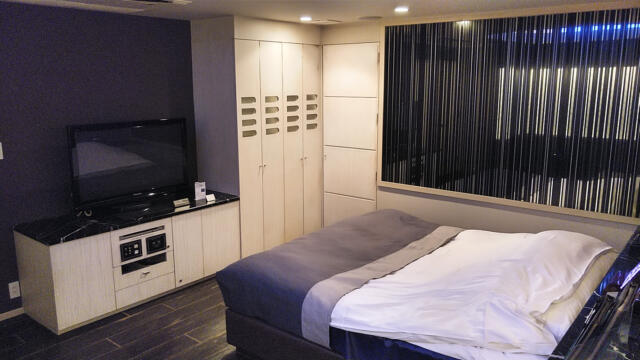メタルウエーブ(墨田区/ラブホテル)の写真『405号室 ベッド周辺（２）』by 午前３時のティッシュタイム