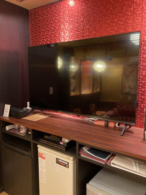 ラピア(新宿区/ラブホテル)の写真『207号室　テレビと自販機・冷蔵庫(無料のミネラルウォーターあり)』by ワーカー
