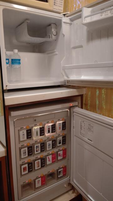 カップルズインハッピー(松戸市/ラブホテル)の写真『403号室、持ち込み用冷蔵庫と有料冷蔵庫の中身』by Sparkle