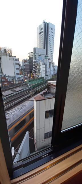 HOTEL OPERA (オペラ)(新宿区/ラブホテル)の写真『601号室　外窓を開けると総武線が見下ろせます。(*^^*)』by angler