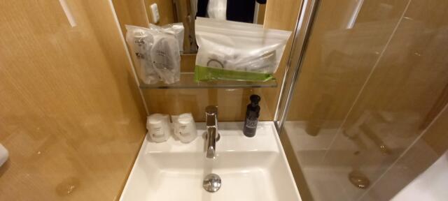 HOTEL OPERA (オペラ)(新宿区/ラブホテル)の写真『601号室　洗面台　小物がポーチにワンセットになっている。』by angler