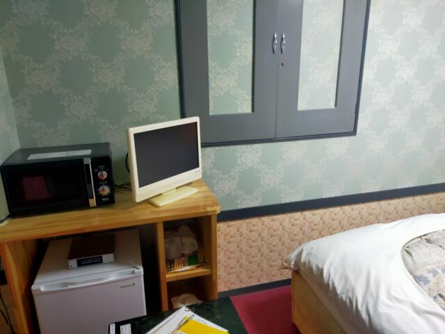 ホテル・アイ(長野市/ラブホテル)の写真『103号室、ベッド横』by kitami