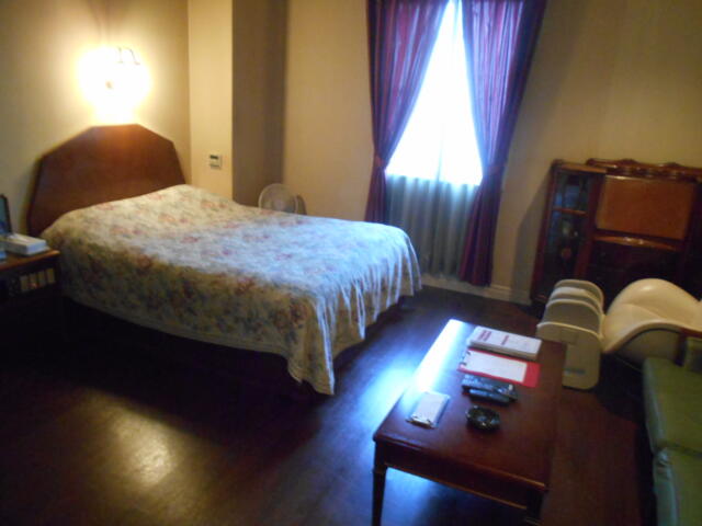 ホテル エルミタージュ(長崎市/ラブホテル)の写真『501号室の全体。奥にベッド、手前にソファ、ラブホテルとイメージが異なる。観光用のホテルとしても利用できる。』by 猫饅頭