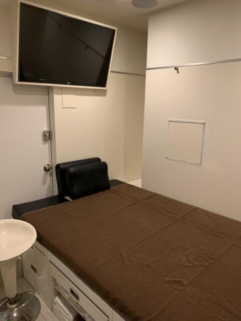 レンタルルーム ASTRO(港区/ラブホテル)の写真『403号室、ベッドの足の方、ベッド下部にはバスタオル置き場』by ゆうじい