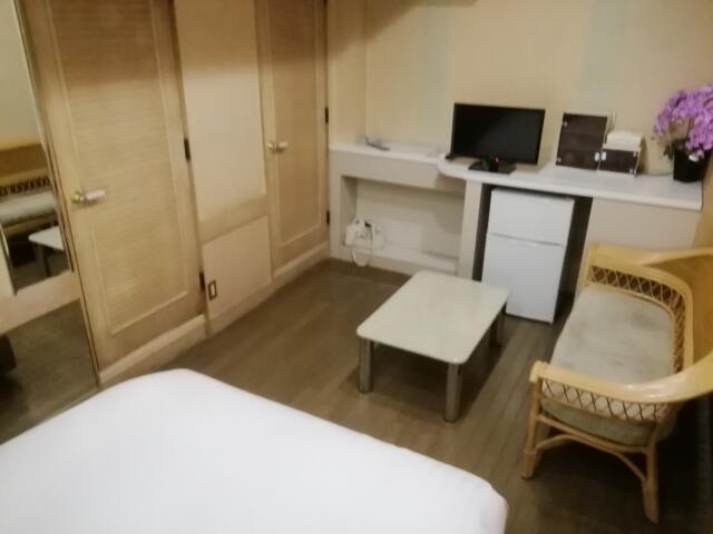 HOTEL LEHUA（レフア）(世田谷区/ラブホテル)の写真『205号室、ベッド側反対から。(23,10)』by キジ
