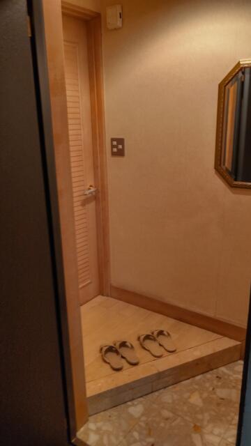 HOTEL LEHUA（レフア）(世田谷区/ラブホテル)の写真『205号室、入口です。(23,10)』by キジ