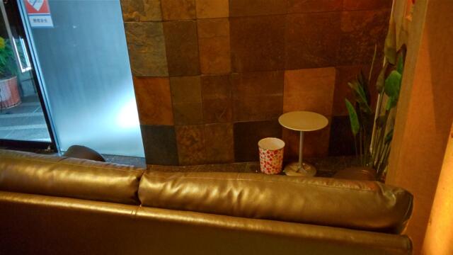 HOTEL LEHUA（レフア）(世田谷区/ラブホテル)の写真『待合用のソファーです。(23,10)』by キジ