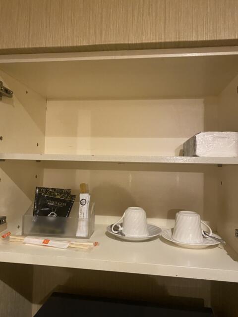 HOTEL CORE 池袋(豊島区/ラブホテル)の写真『302号室(飲み物、カップなど)』by こねほ