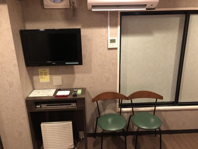 HOTEL アムール(台東区/ラブホテル)の写真『201号室 入室すると正面にテレビと椅子。上には換気扇とエアコン』by みこすりはん