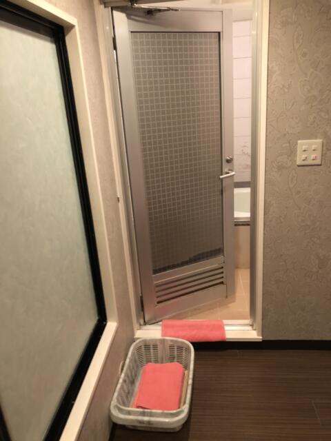 HOTEL アムール(台東区/ラブホテル)の写真『201号室 ベッド足元に風呂場』by みこすりはん