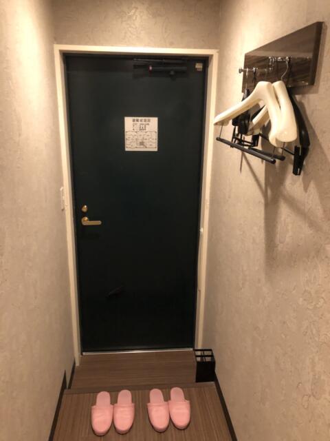 HOTEL アムール(台東区/ラブホテル)の写真『201号室　靴2足でいっぱいの玄関　ハンガーはありがたい』by みこすりはん