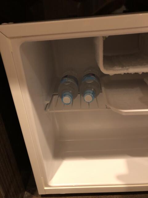 HOTEL アムール(台東区/ラブホテル)の写真『冷蔵庫には無料のお水ご2本』by みこすりはん