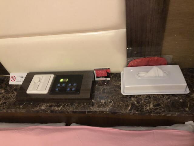 HOTEL アムール(台東区/ラブホテル)の写真『201号室 ベッド上にある有線、ライト調整、ゴム類』by みこすりはん