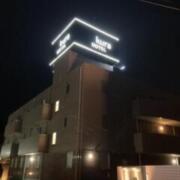 ホテル KURA(袖ケ浦市/ラブホテル)の写真『夜の外観』by まさおJリーグカレーよ