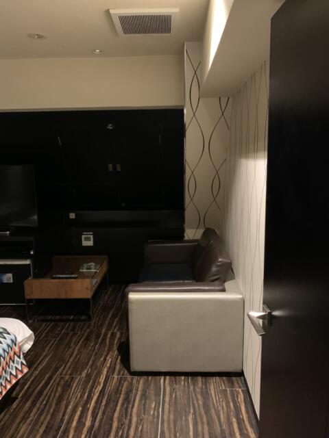 ホテル エリアス(豊島区/ラブホテル)の写真『403、ドアを開けて正面。ソファーと大きいテレビが見えます。』by ゆうじい