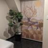 CARM HOTEL（カームホテル）(荒川区/ラブホテル)の写真『802号室、観葉植物と鹿の絵』by 爽やかエロリーマン